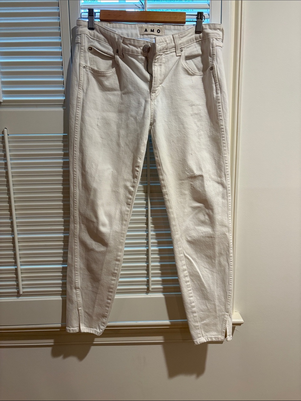 AMO Distressed White Ankle Crop Slim Jeans